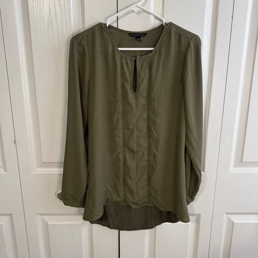 Signature Studio green roll tab sleeves blouse size small